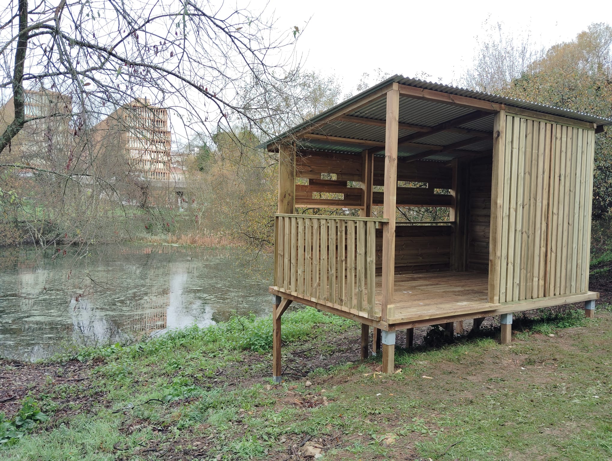 2025/12/09: Remate do novo observatorio de aves na área Verde do Barrio de Cornes.