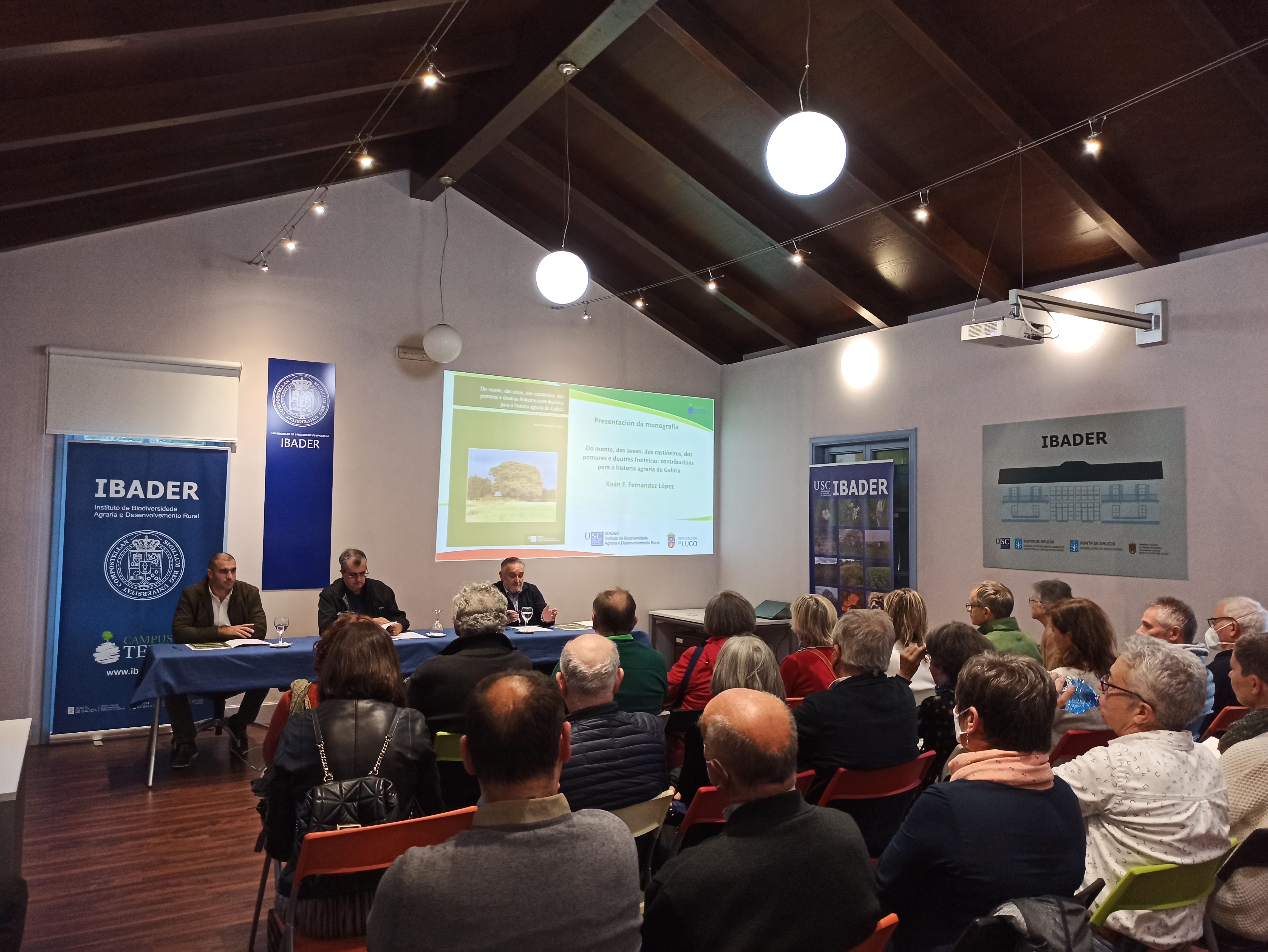 2022/10/25: Presentada a Monografía “Do monte, das aveas, dos castiñeiros, dos pomares e doutras froiteiras: contribucións para a historia agraria de Galicia”