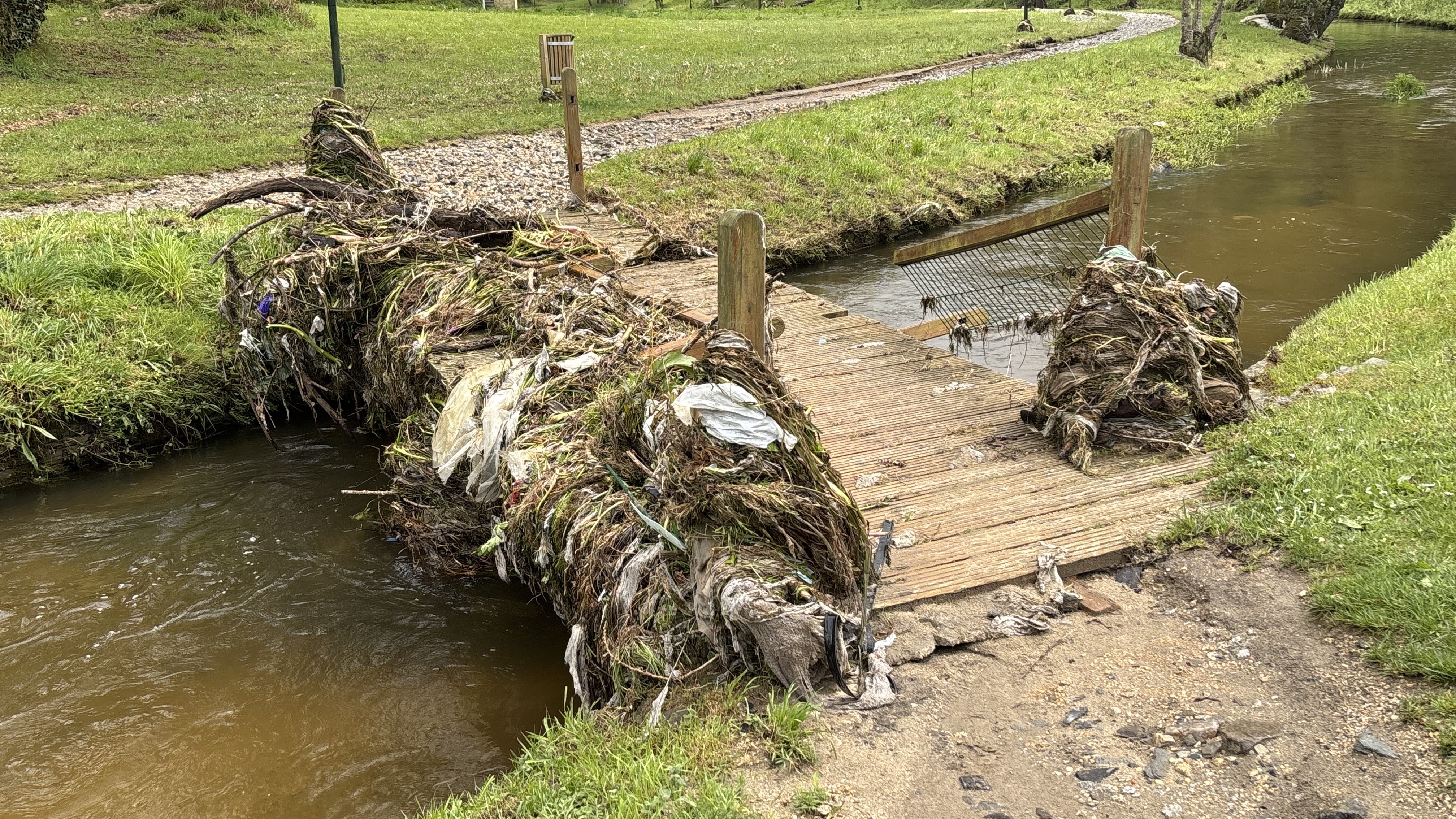 2025/04/15: A borrasca Oliver deixa destartalado o paseo do Río Rato